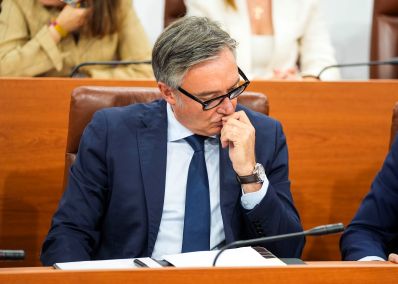  Gavira siguiendo la intervenci�n de Juan Manuel Moreno durante el debate de investidura