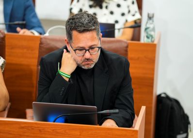  Jos� Ignacio Garc�a sigue el discurso del candidato a la investidura