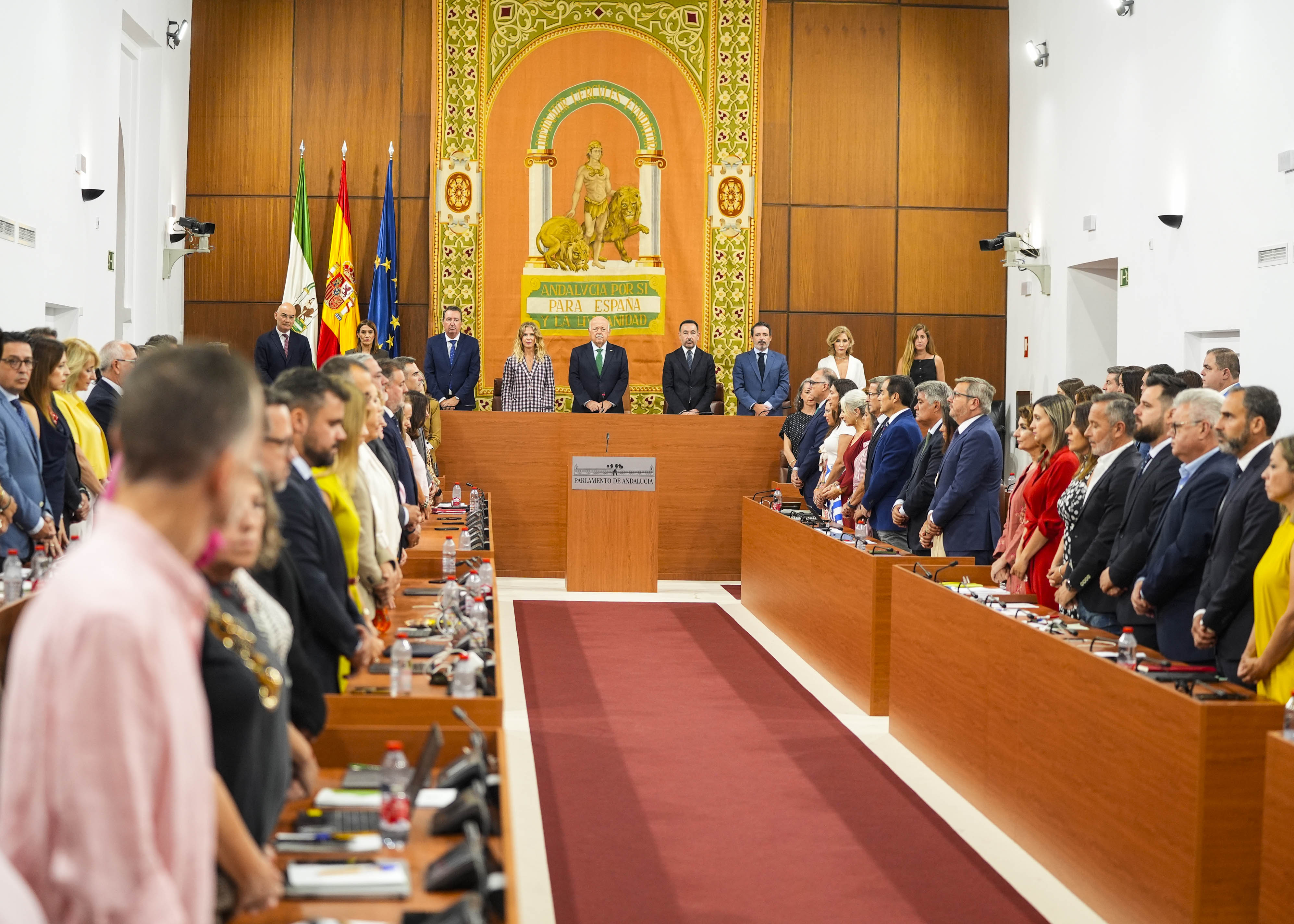  Los diputados guardan un minuto de silencio durante el Pleno de investidura por los afectados por el terremoto en Venezuela