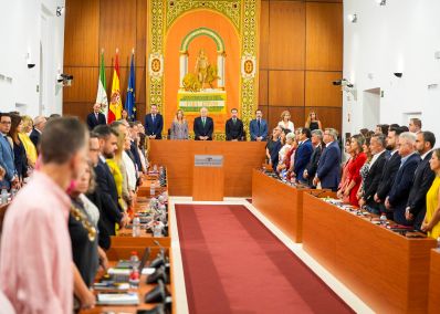  Los diputados guardan un minuto de silencio durante el Pleno de investidura por los afectados por el terremoto en Venezuela