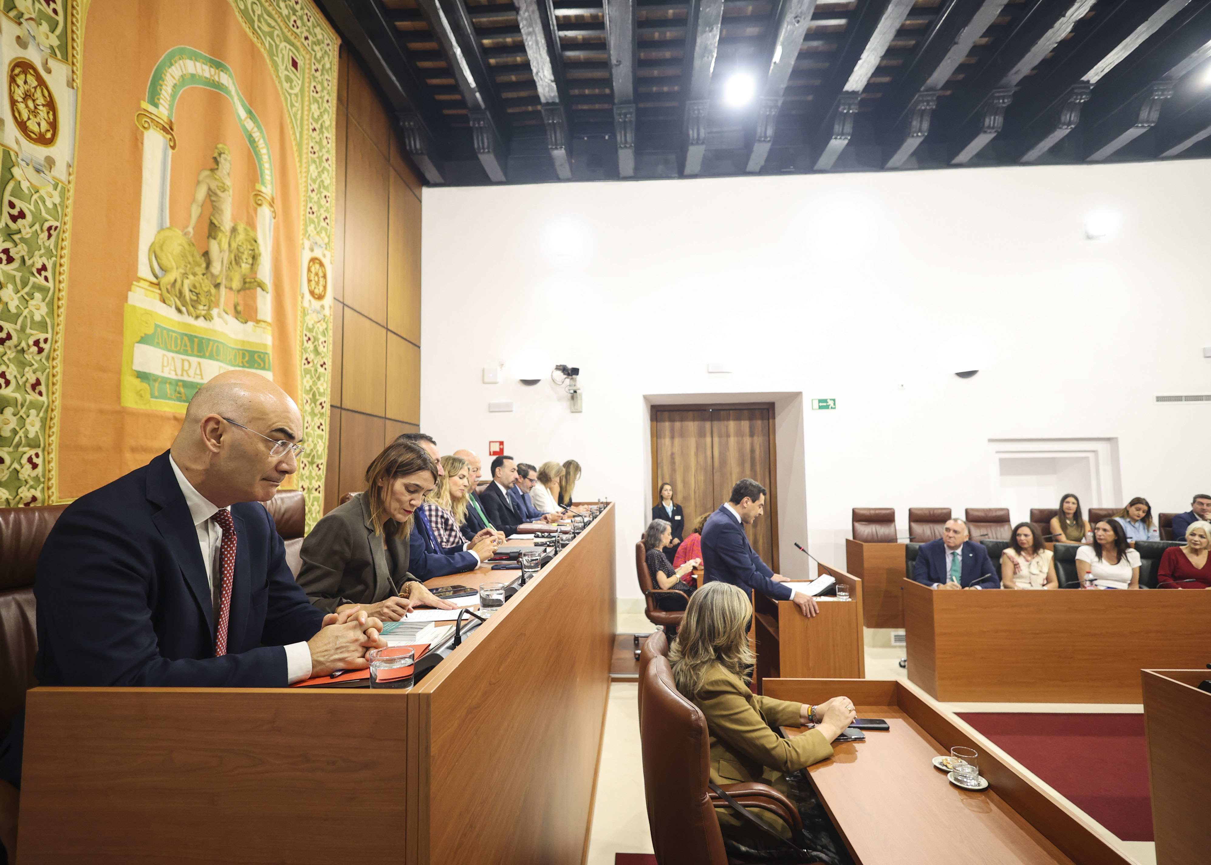  La Mesa del Parlamento durante la intervenci�n de Juan Manuel Moreno para solicitar la confianza de la c�mara