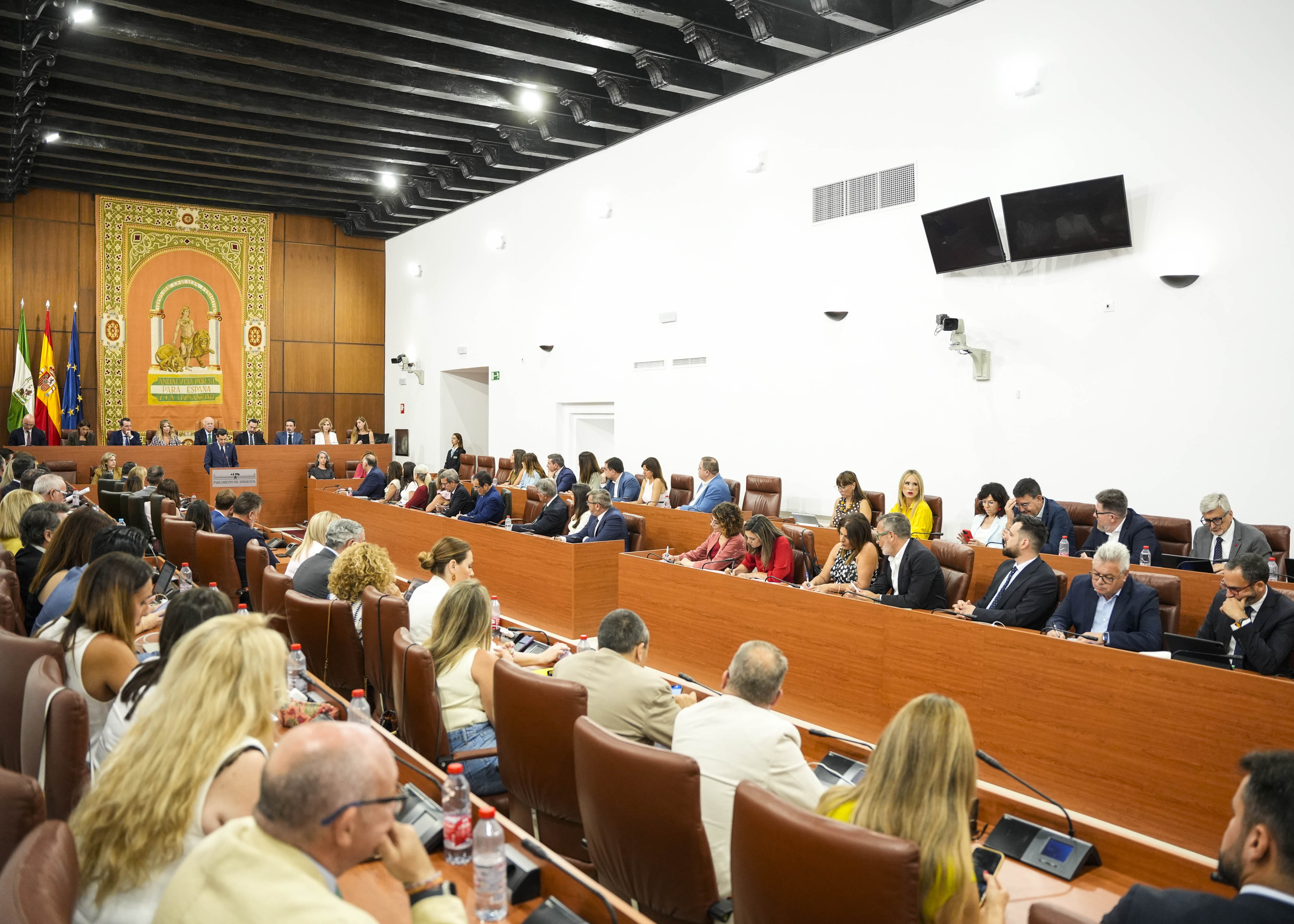 Bancada del grupo Socialista durante el discurso del candidato