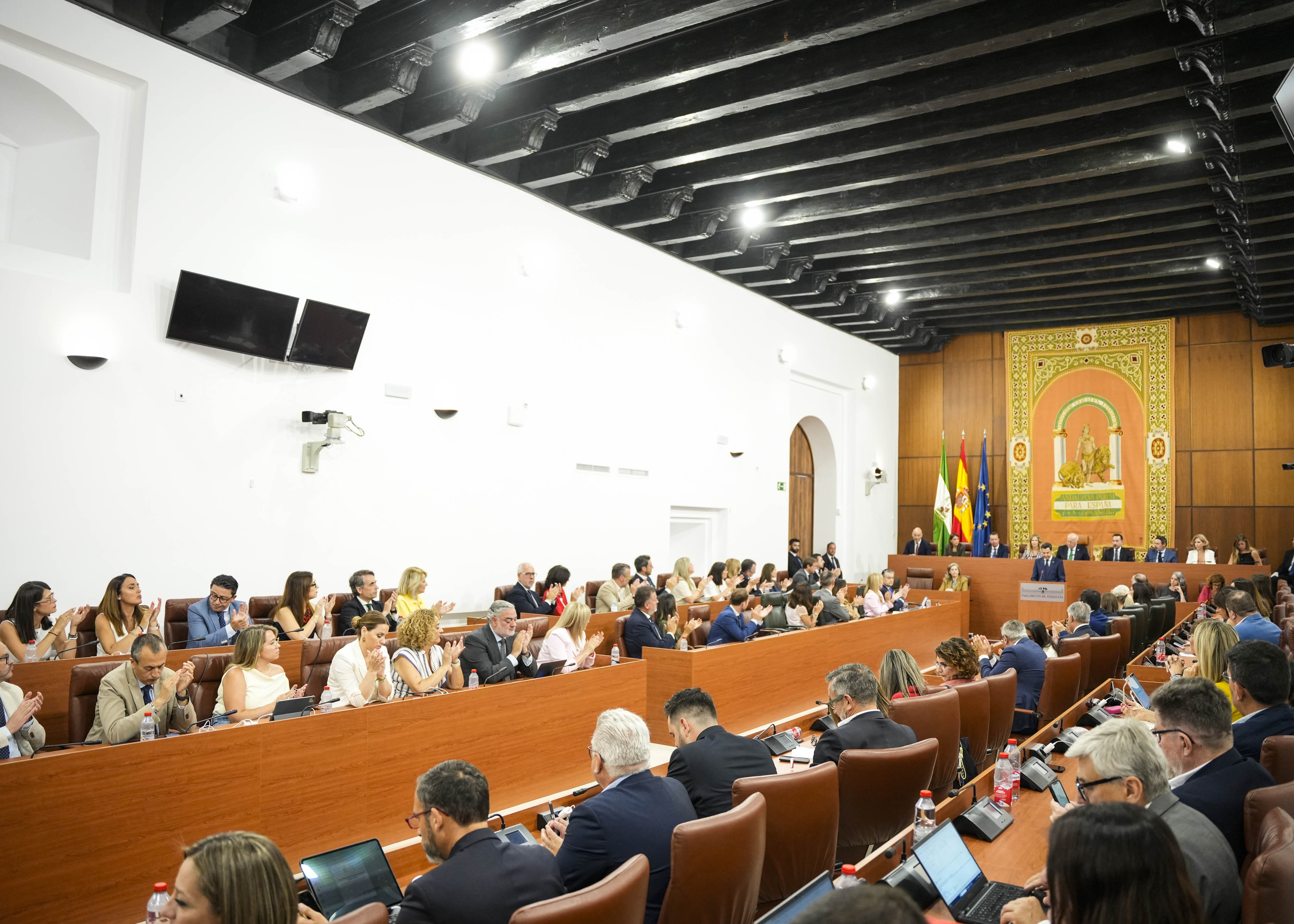  Diputados del grupo Popular aplauden el discurso de Juan Manuel Moreno