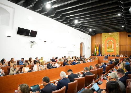  Diputados del grupo Popular aplauden el discurso de Juan Manuel Moreno