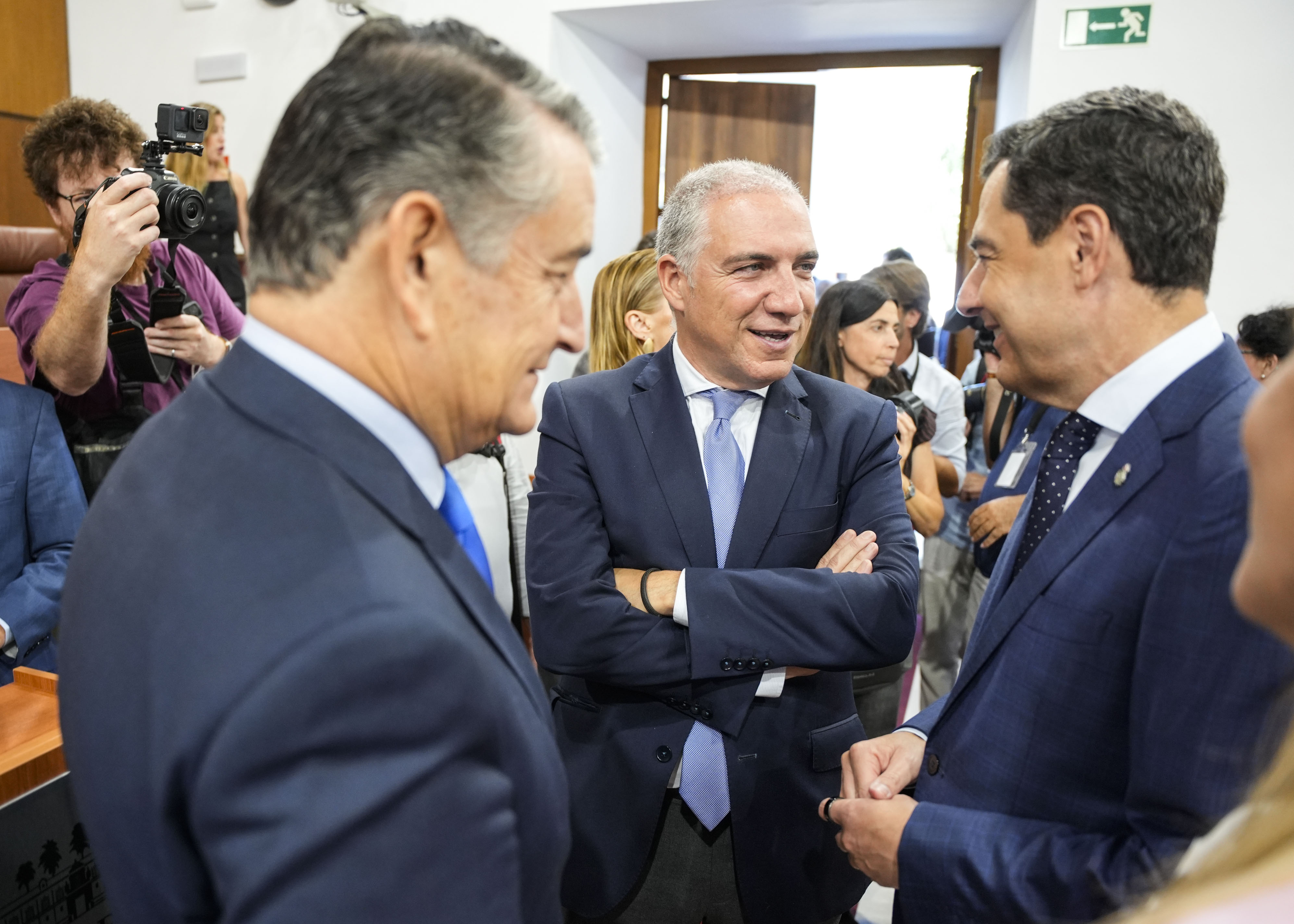  Juan Manuel Moreno es saludado tras su discurso 