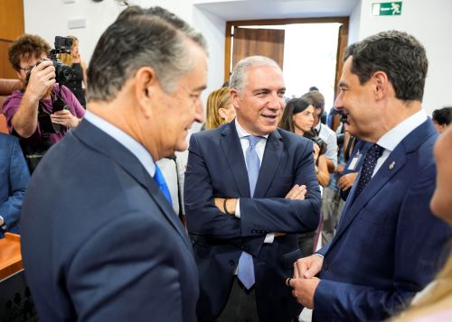  Juan Manuel Moreno es saludado tras su discurso 