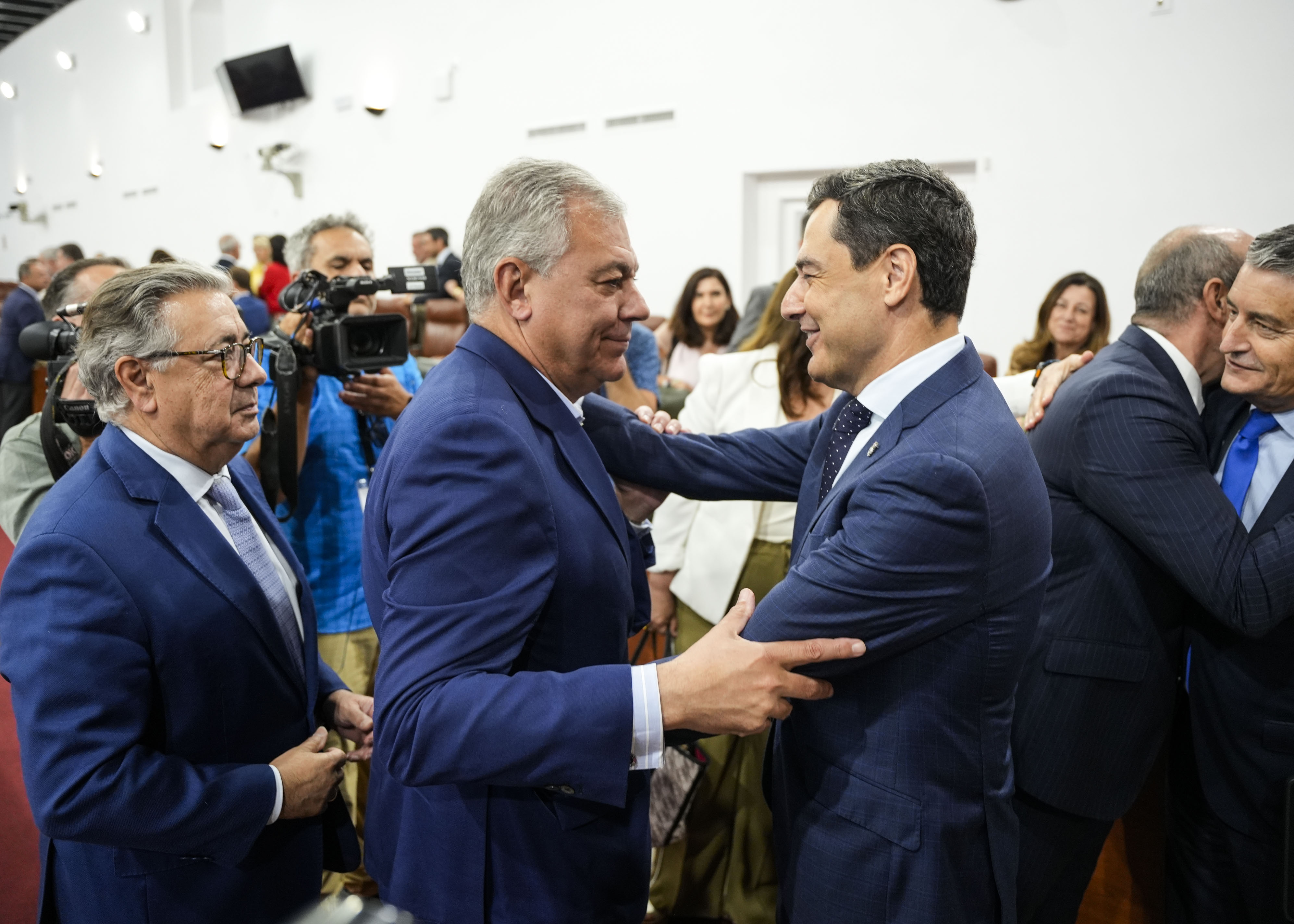  Diversas autoridades saludan a Juan Manuel Moreno tras su intervenci�n