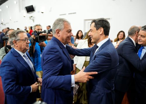  Diversas autoridades saludan a Juan Manuel Moreno tras su intervenci�n