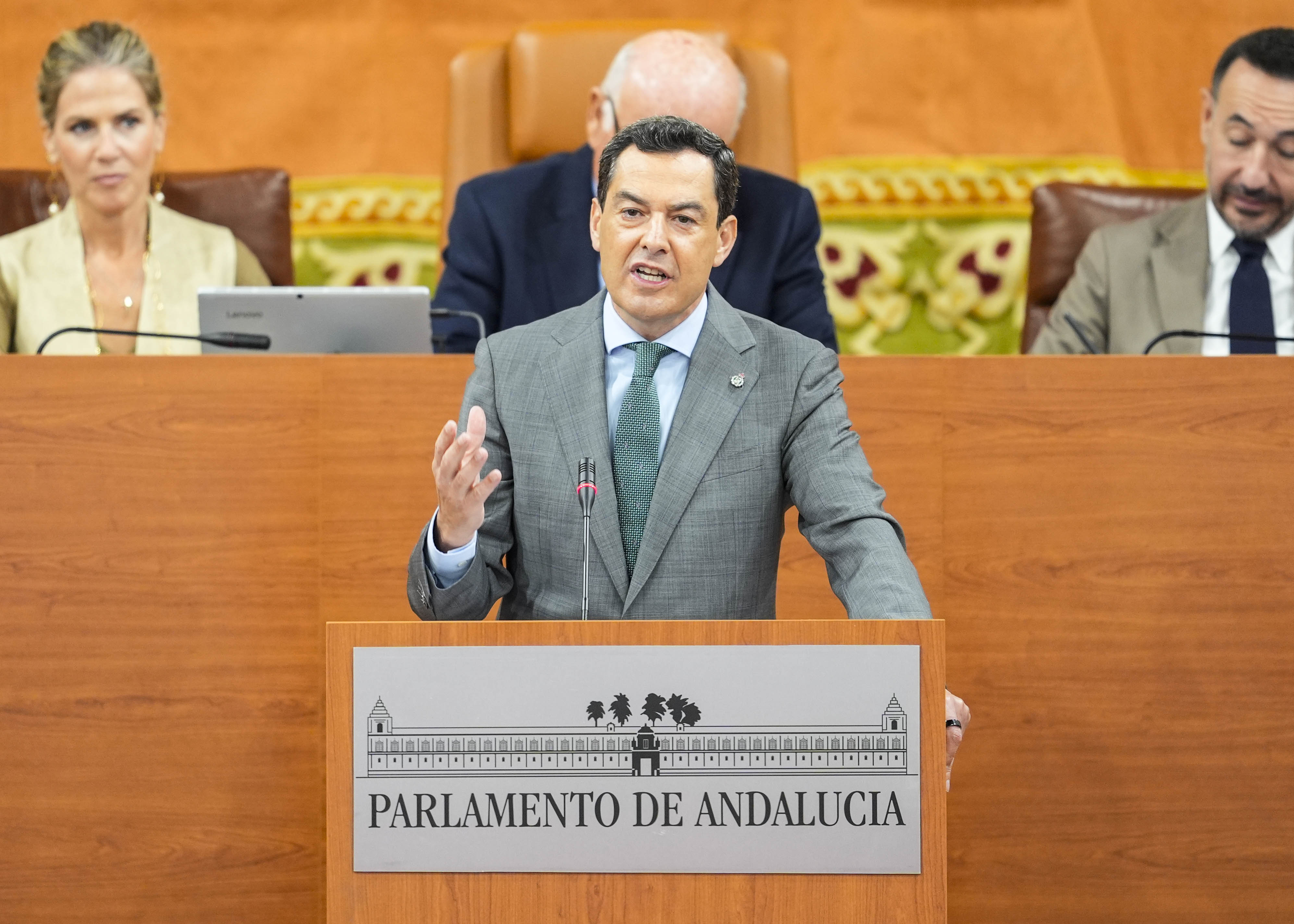  Juan Manuel Moreno se dirige al Pleno durante la segunda jornada de la sesi�n de investidura