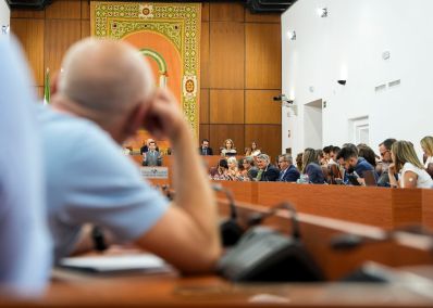  Un diputado escucha la intervenci�n de Juan Manuel Moreno durante la segunda jornada del debate de investidura