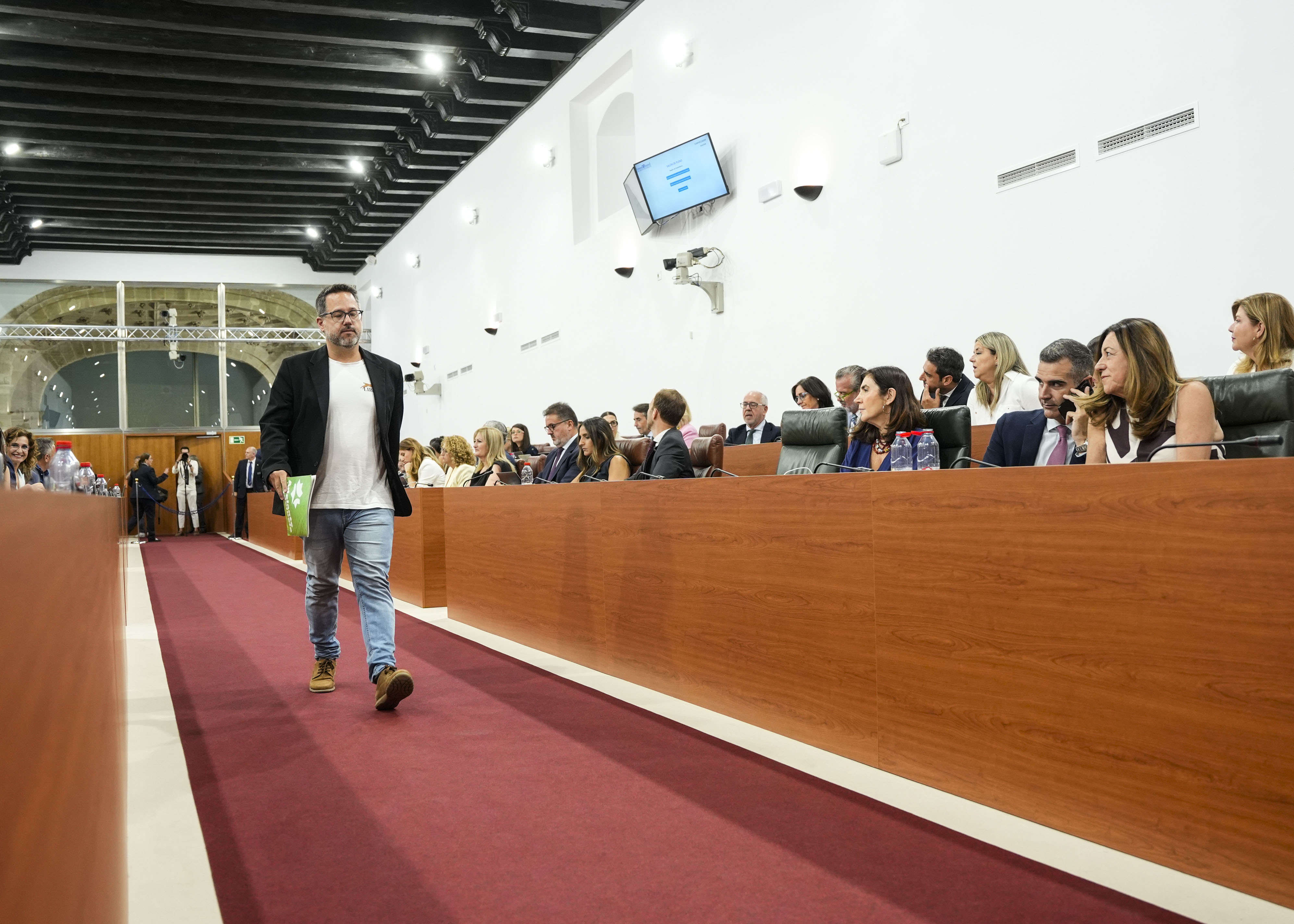 Jos� Ignacio Garc�a, portavoz del Grupo Adelante Andaluc�a, se dirige al atril 