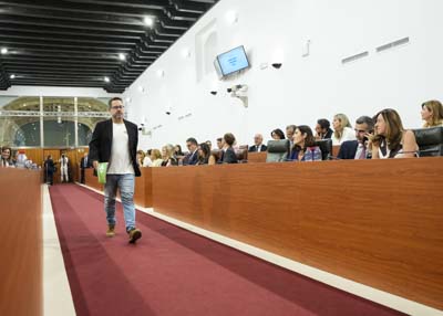 Jos� Ignacio Garc�a, portavoz del Grupo Adelante Andaluc�a, se dirige al atril 