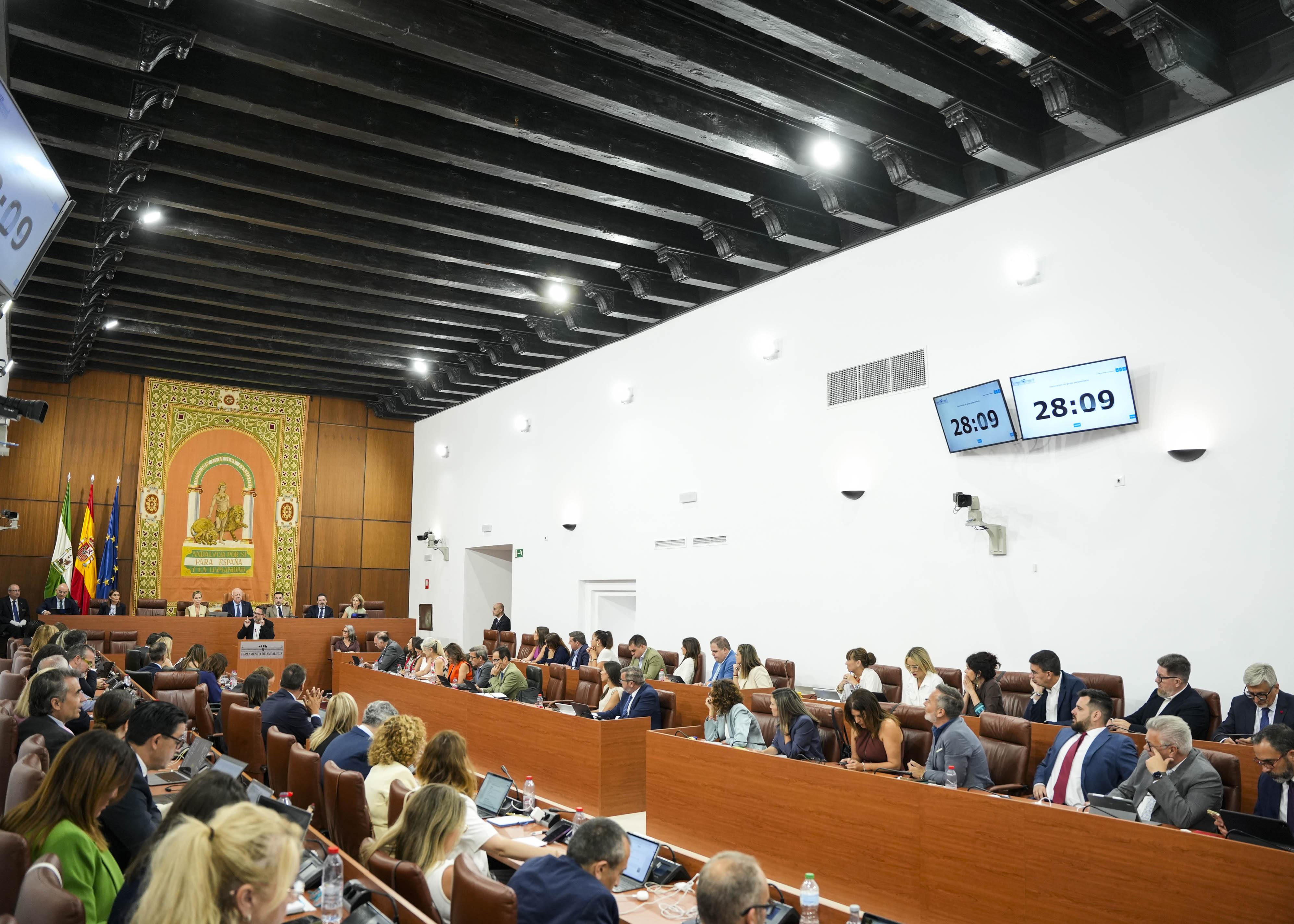Imagen general de la sesi�n plenaria con los monitores habilitados para controlar los tiempos de debate 