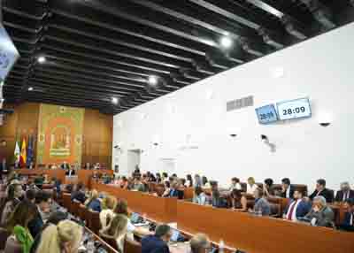 Imagen general de la sesi�n plenaria con los monitores habilitados para controlar los tiempos de debate 
