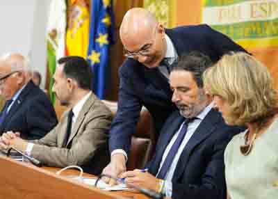 El letrado mayor, Manuel Carrasco, comprueba con el secretario primero de la Mesa, Jos� Ram�n Carmona, el orden de la votaci�n 