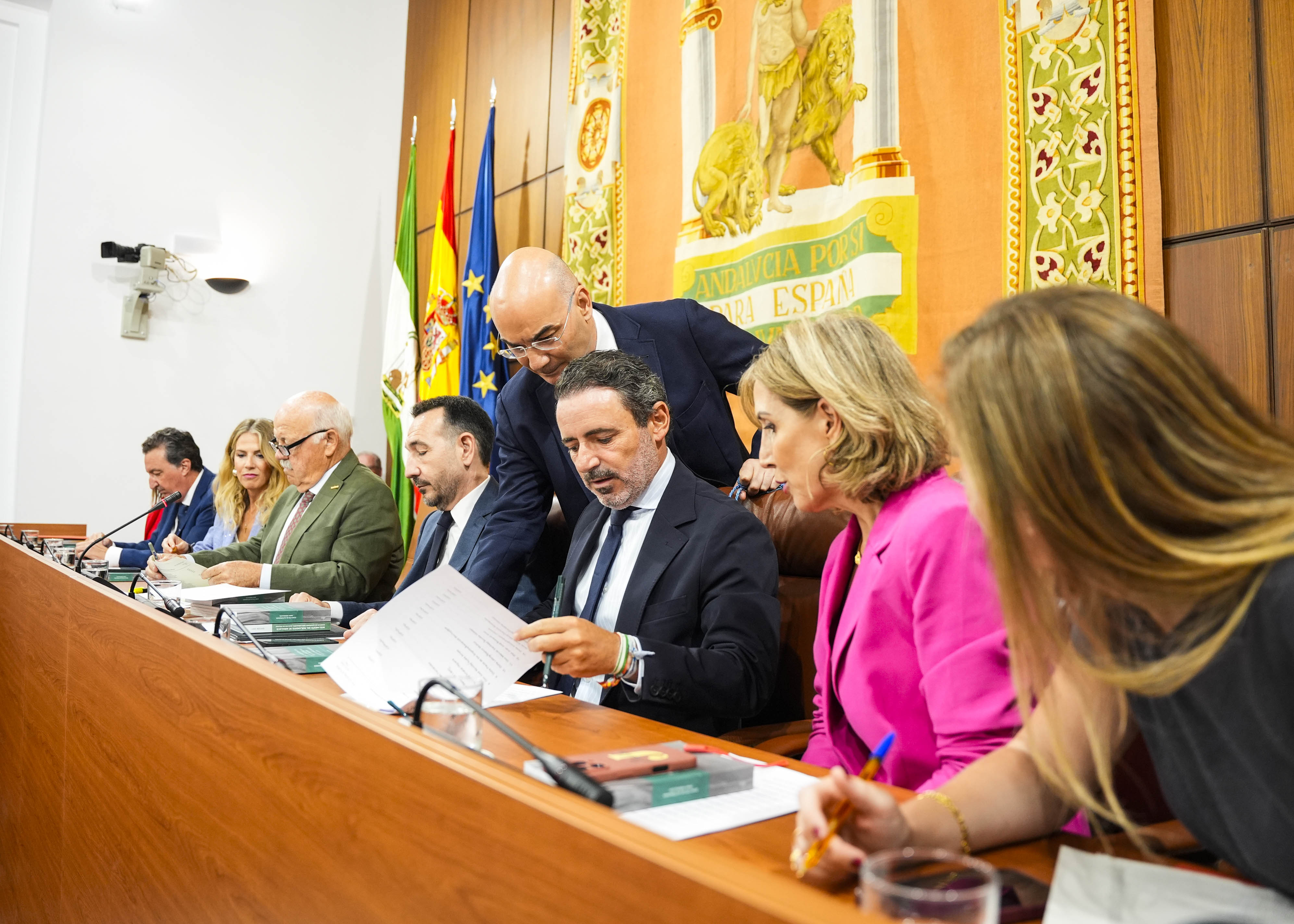 El letrado mayor con la Mesa antes del inicio de la votaci�n