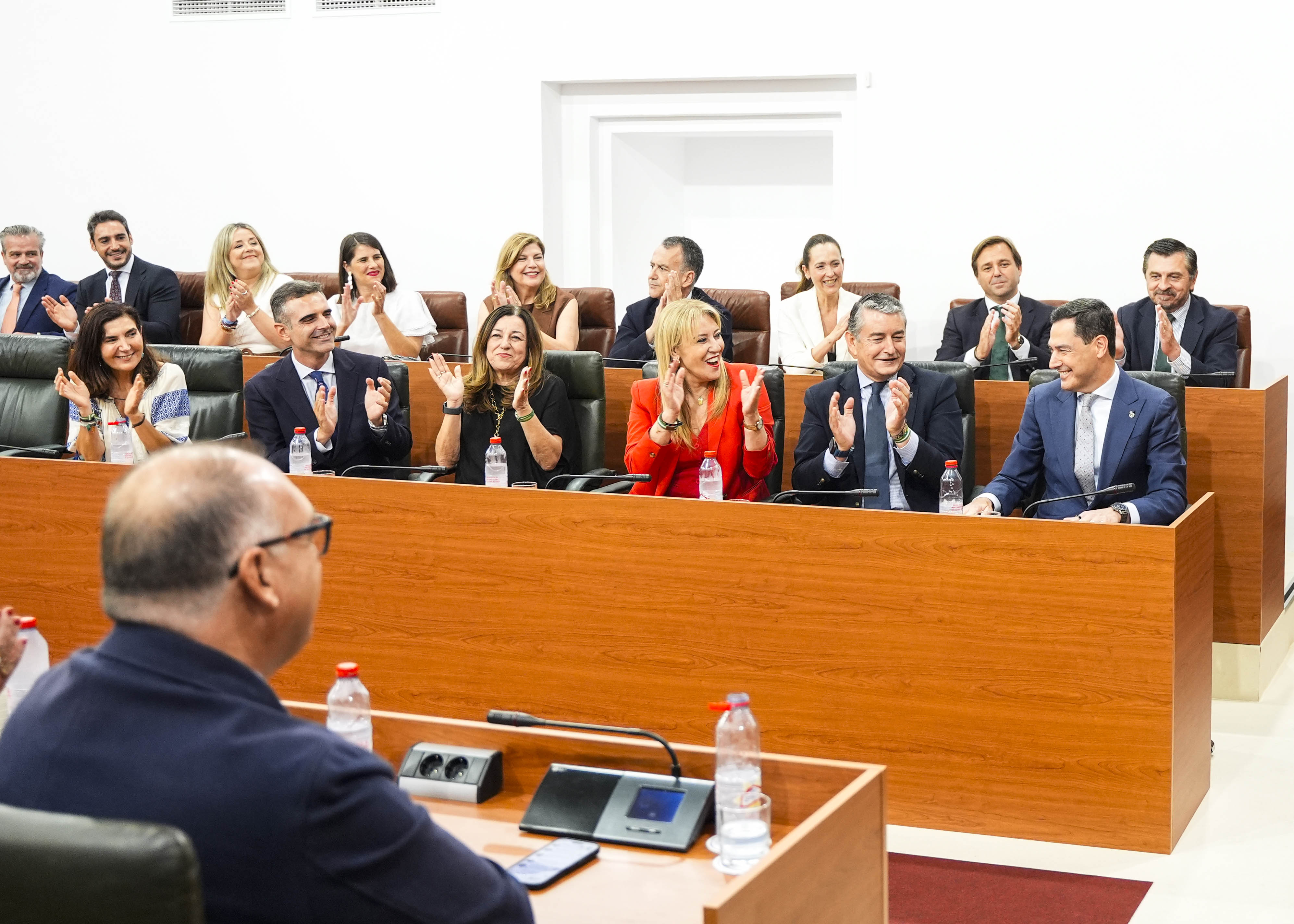 La bancada popular aplaude al presidente de la Junta de Andaluc�a tras su elecci�n
