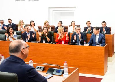 La bancada popular aplaude al presidente de la Junta de Andaluc�a tras su elecci�n