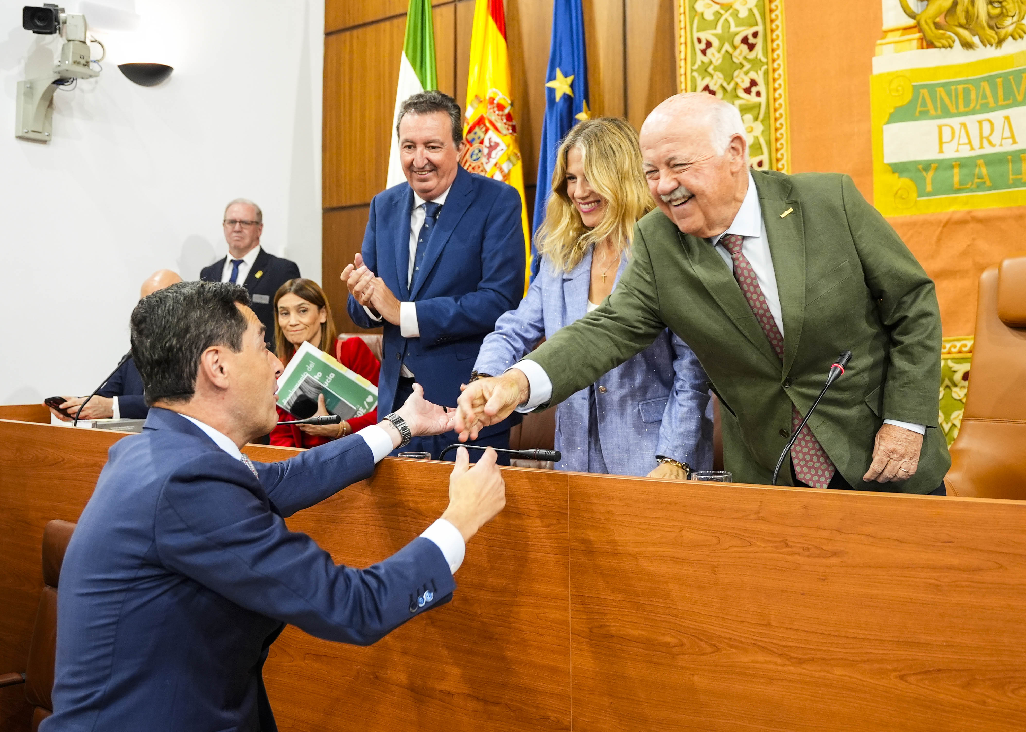  El presidente del Parlamento felicita a Juan Manuel Moreno