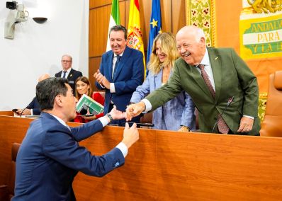  El presidente del Parlamento felicita a Juan Manuel Moreno