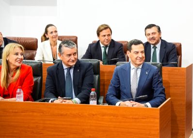 Juan Manuel Moreno en el Pleno mientras se proclaman los resultados de la votaci�n