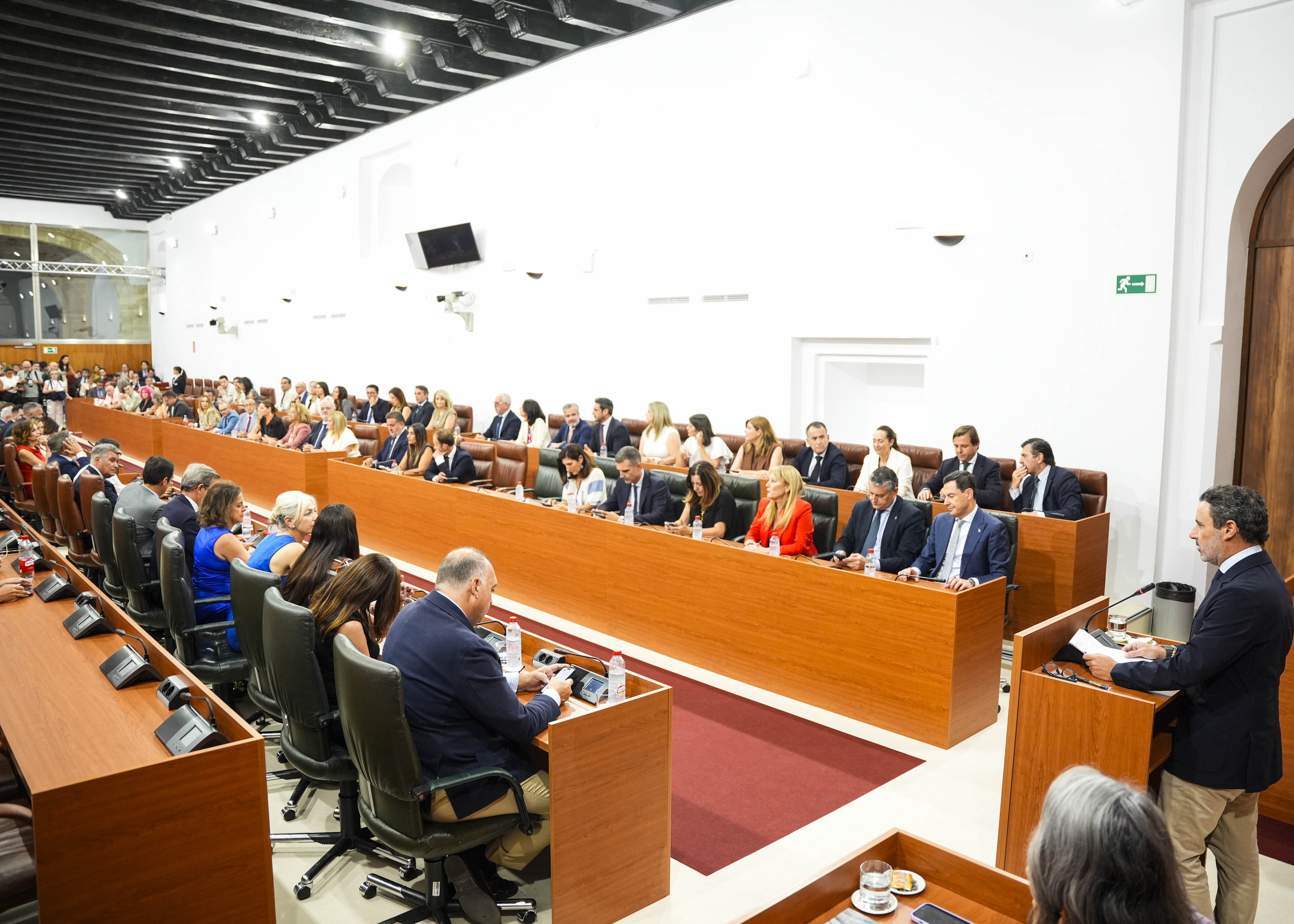 El secretario primero de la Mesa, Jos� Ram�n Carmona, procede a nombrar a los diputados para la votaci�n 