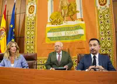 La vicepresidenta primera, Ana Mar�a Mestre; el presidente del Parlamento, Jes�s Aguirre; y el vicepresidente segundo, Fernando Carlos L�pez 