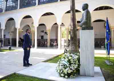 Ofrenda floral de la Delegaci�n del Gobierno  