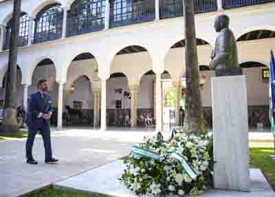  Ofrenda floral de la C�mara de Cuentas de Andaluc�a 