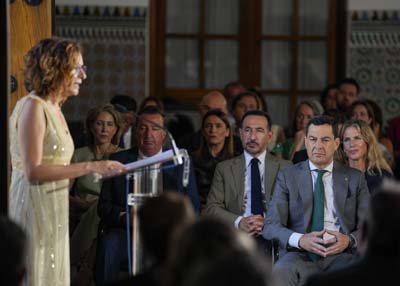   El presidente de la Junta de Andaluc�a y la Mesa del Parlamento en uno de los momentos del acto