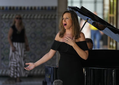 La soprano Aurora G�mez interpreta el himno de Andaluc�a 