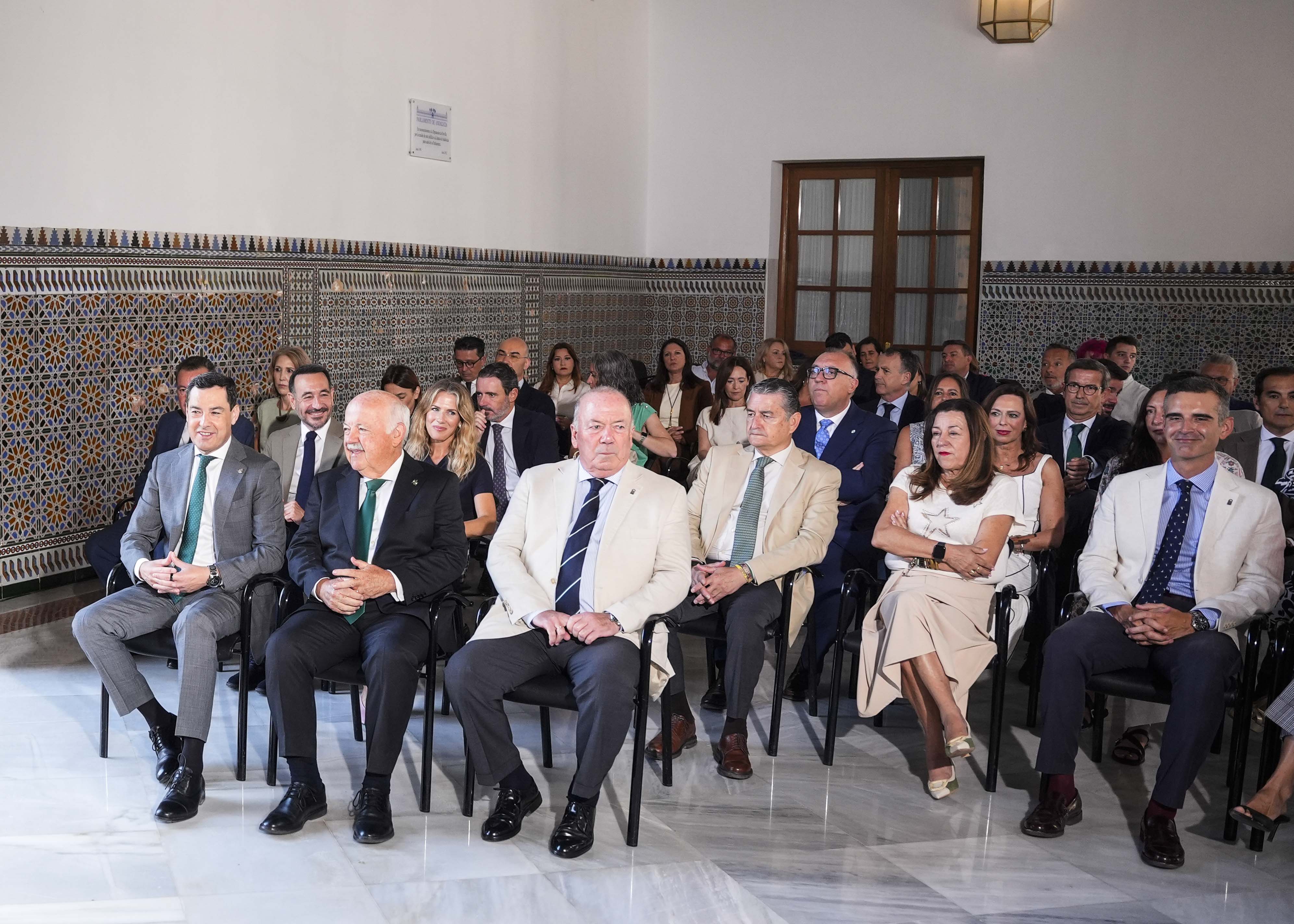 El presidente de la Junta de Andaluc�a, el presidente del Parlamento, el presidente de la Fundaci�n Blas Infante y autoridades asistentes a la conmemoraci�n