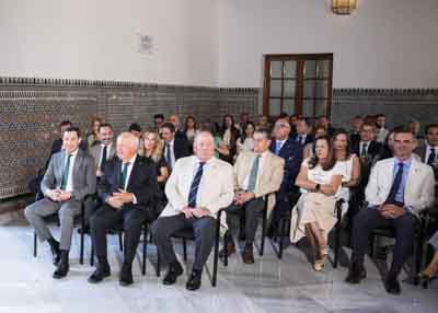 El presidente de la Junta de Andaluc�a, el presidente del Parlamento, el presidente de la Fundaci�n Blas Infante y autoridades asistentes a la conmemoraci�n