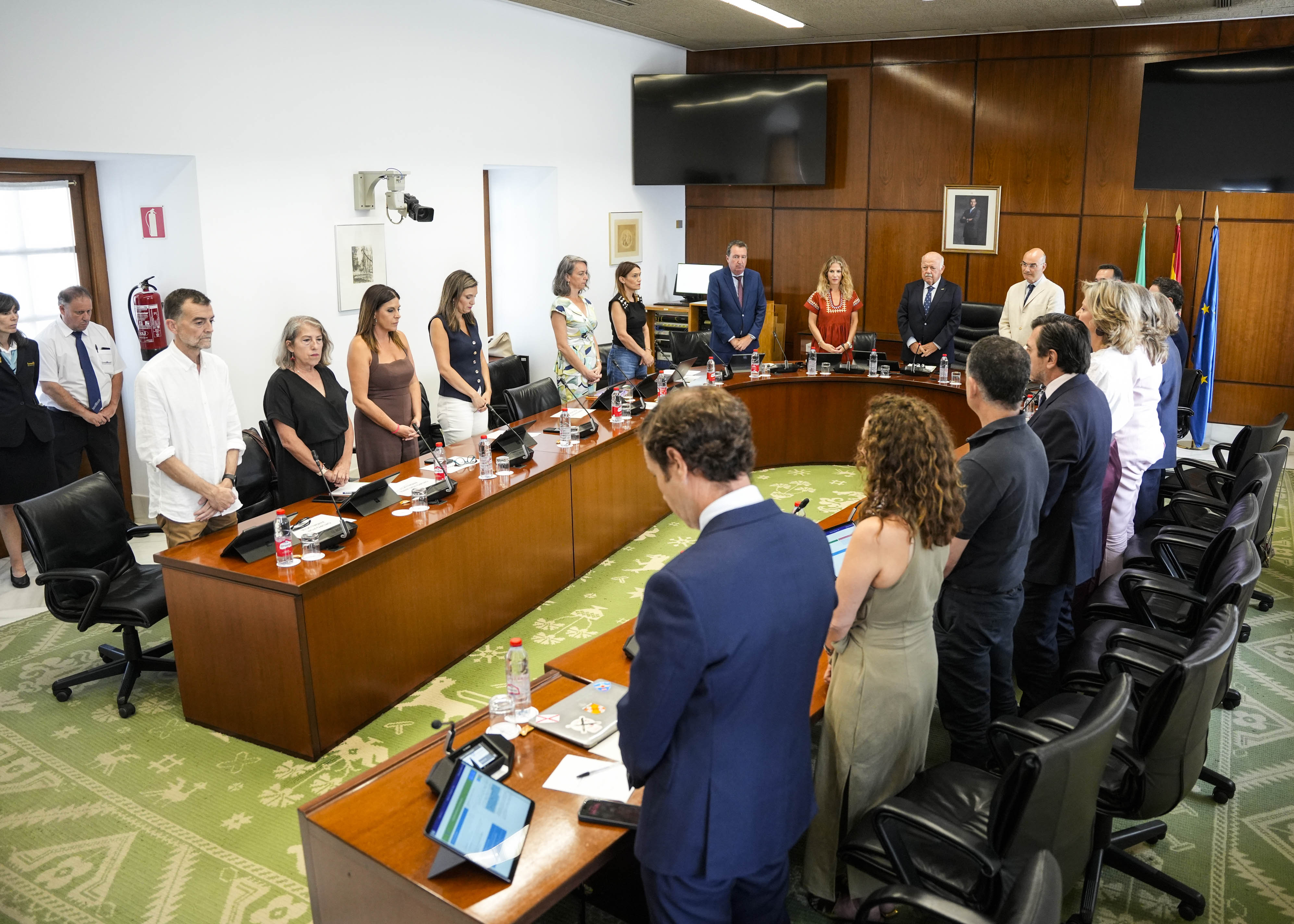 Minuto de silencio por los fallecidos y afectados en el incendio de Los Gallardos y B�dar