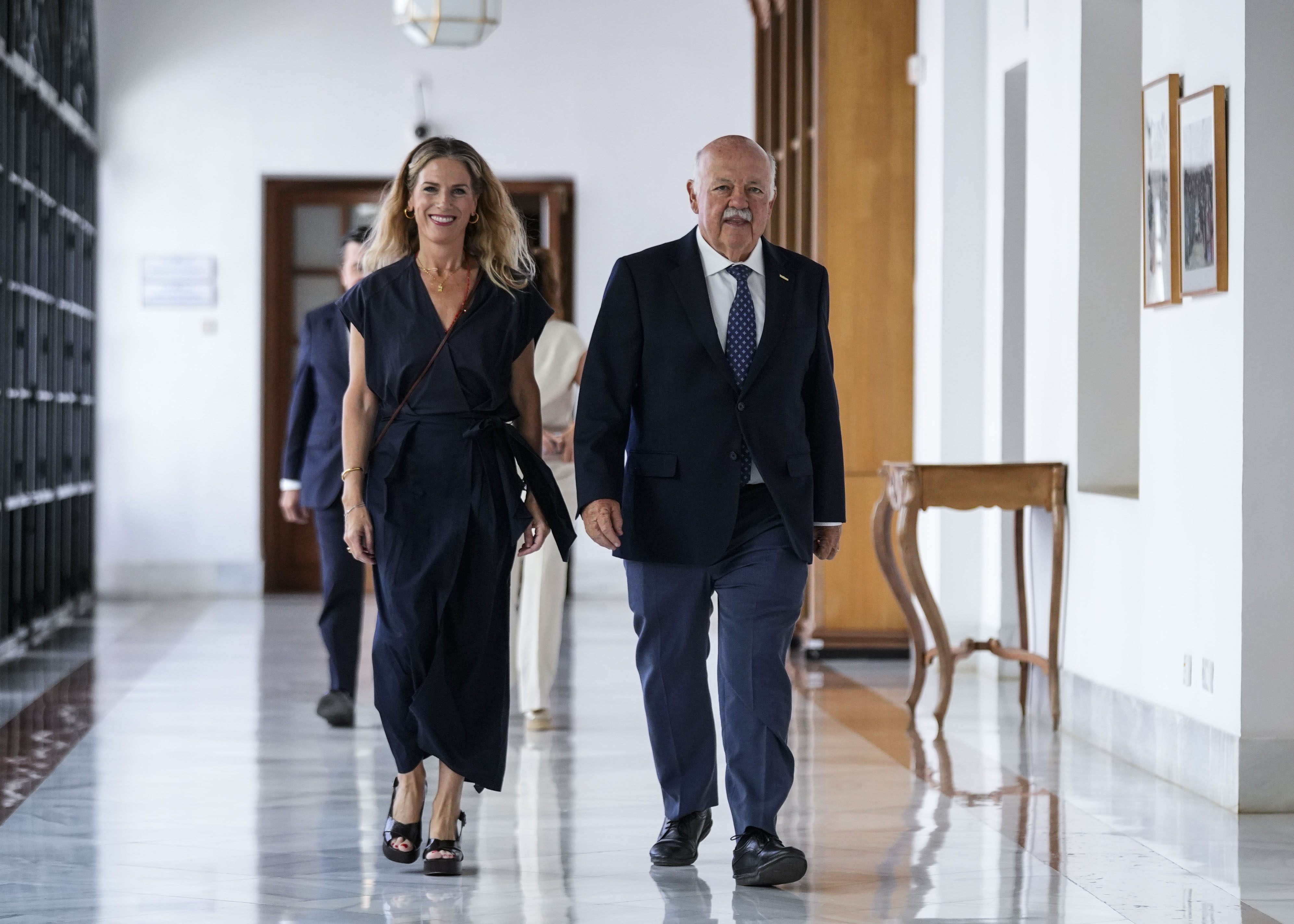  Ana Mestre y Jes�s Aguirre se dirigen al Pleno