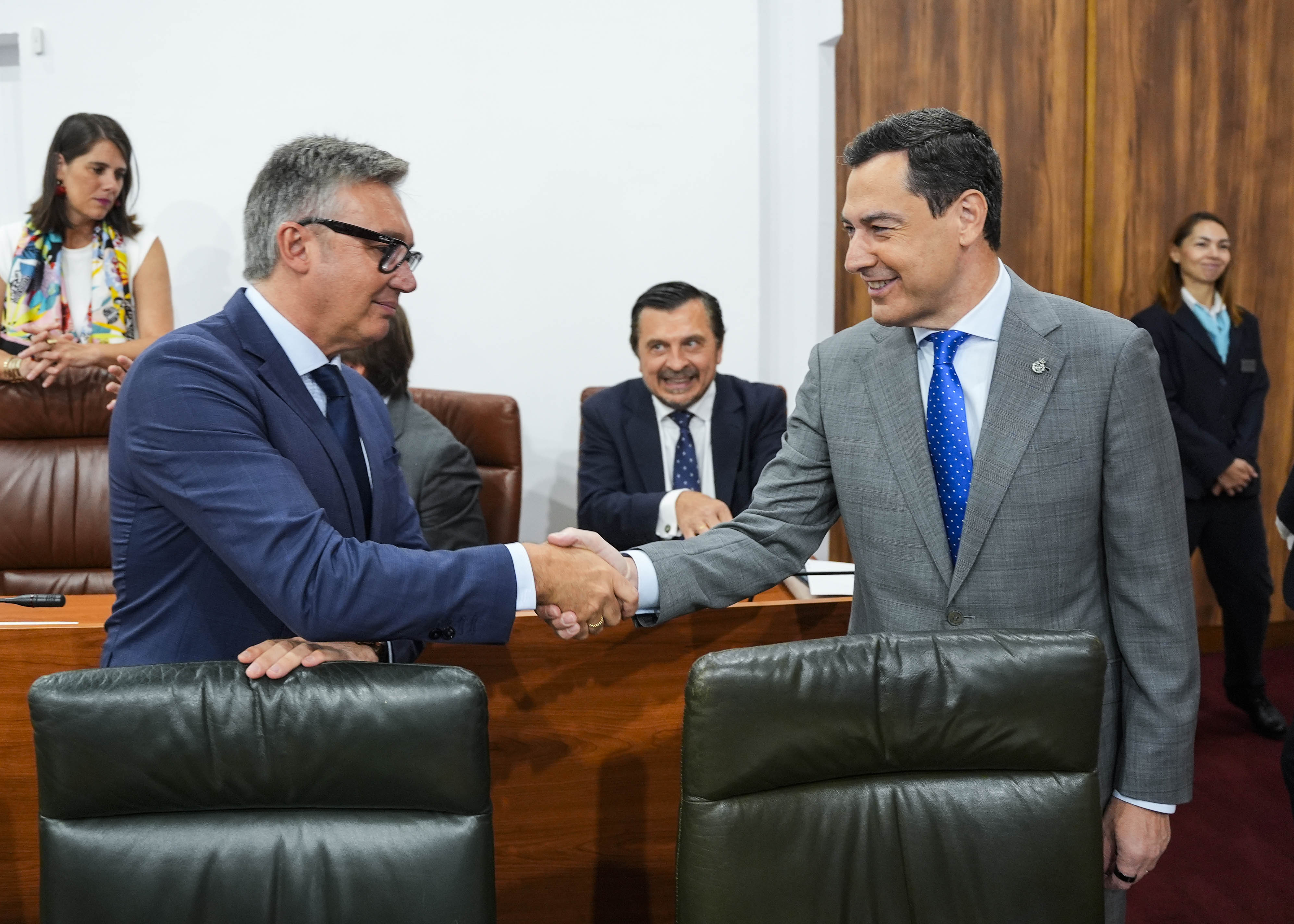   Manuel Gavira y Juan Manuel Moreno se saludan en el Pleno