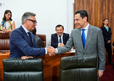   Manuel Gavira y Juan Manuel Moreno se saludan en el Pleno