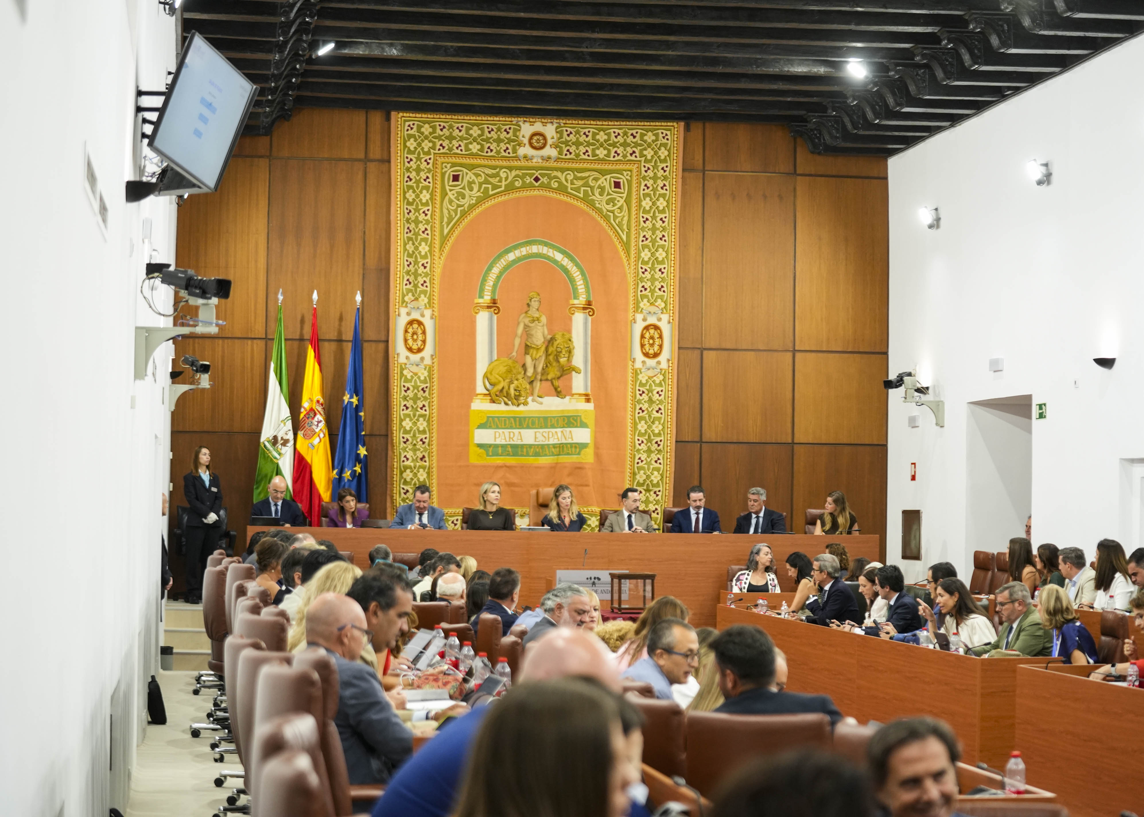  La nueva Mesa del Parlamento preside el Pleno en la sala Jim�nez-Becerril