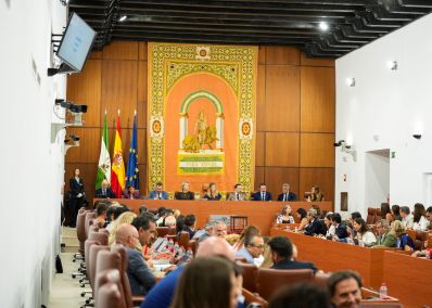  La nueva Mesa del Parlamento preside el Pleno en la sala Jim�nez-Becerril