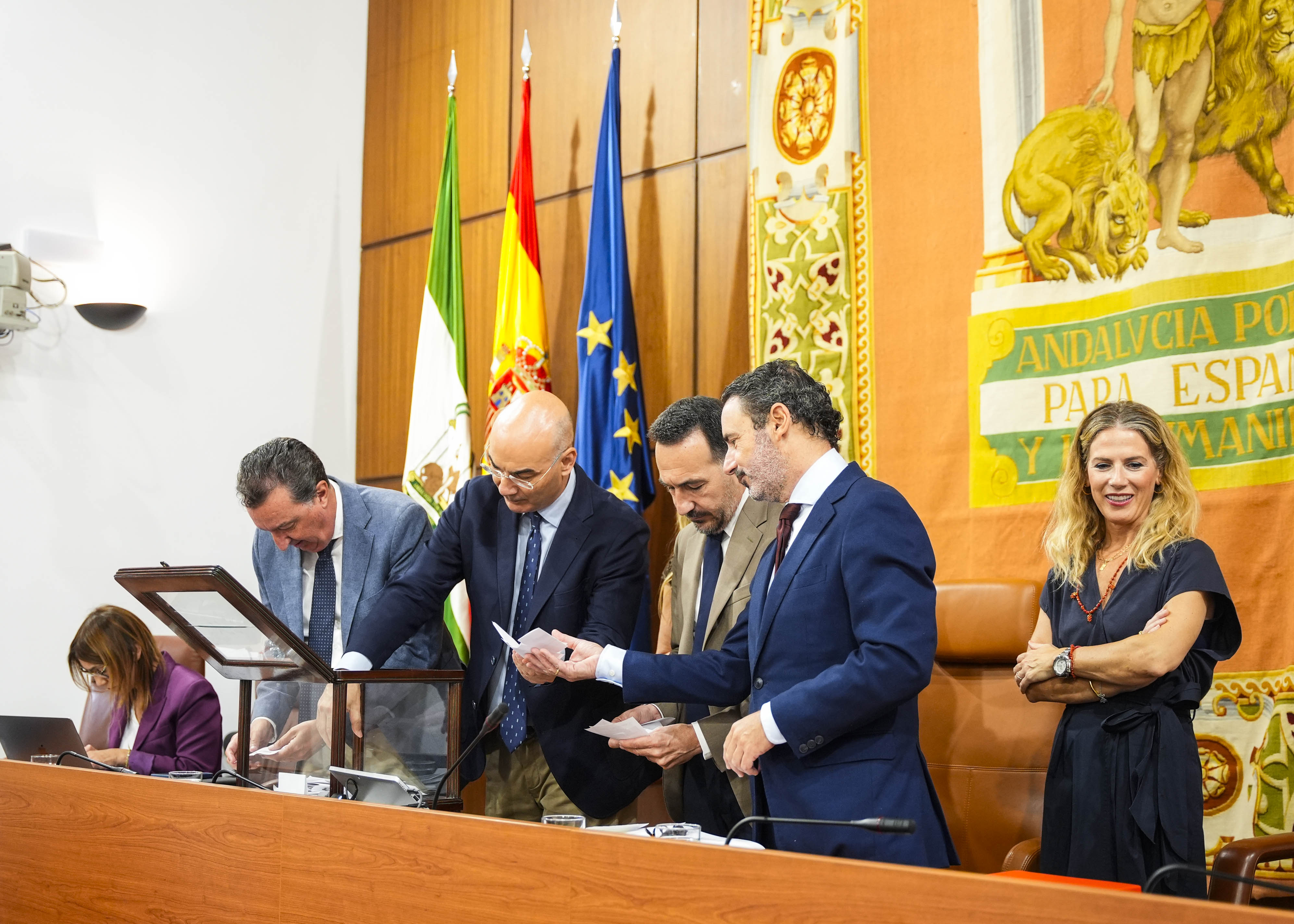  La Mesa del Parlamento durante el recuento de la votaci�n para designar a los senadores auton�micos