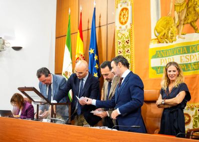  La Mesa del Parlamento durante el recuento de la votaci�n para designar a los senadores auton�micos