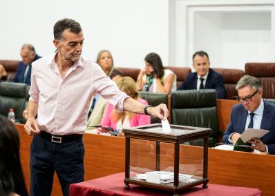  Antonio Ma�llo vota en urna a los senadores auton�micos