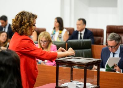  Mar�a Jes�s Montero durante la votaci�n de los senadores auton�micos