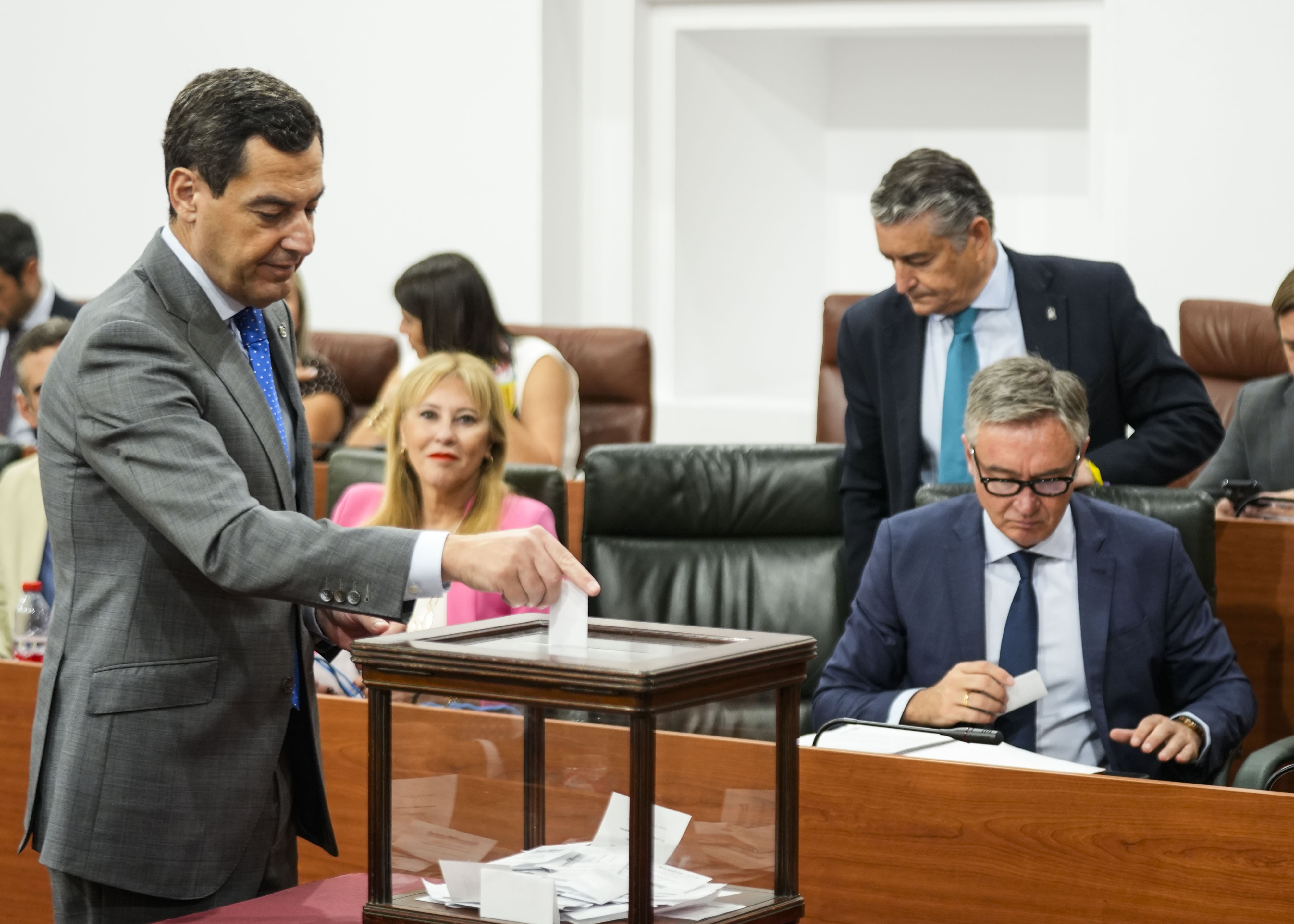  Juan Manuel Moreno ejerce su voto como diputado para la designaci�n de los senadores auton�micos