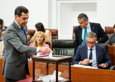  Juan Manuel Moreno ejerce su voto como diputado para la designaci�n de los senadores auton�micos