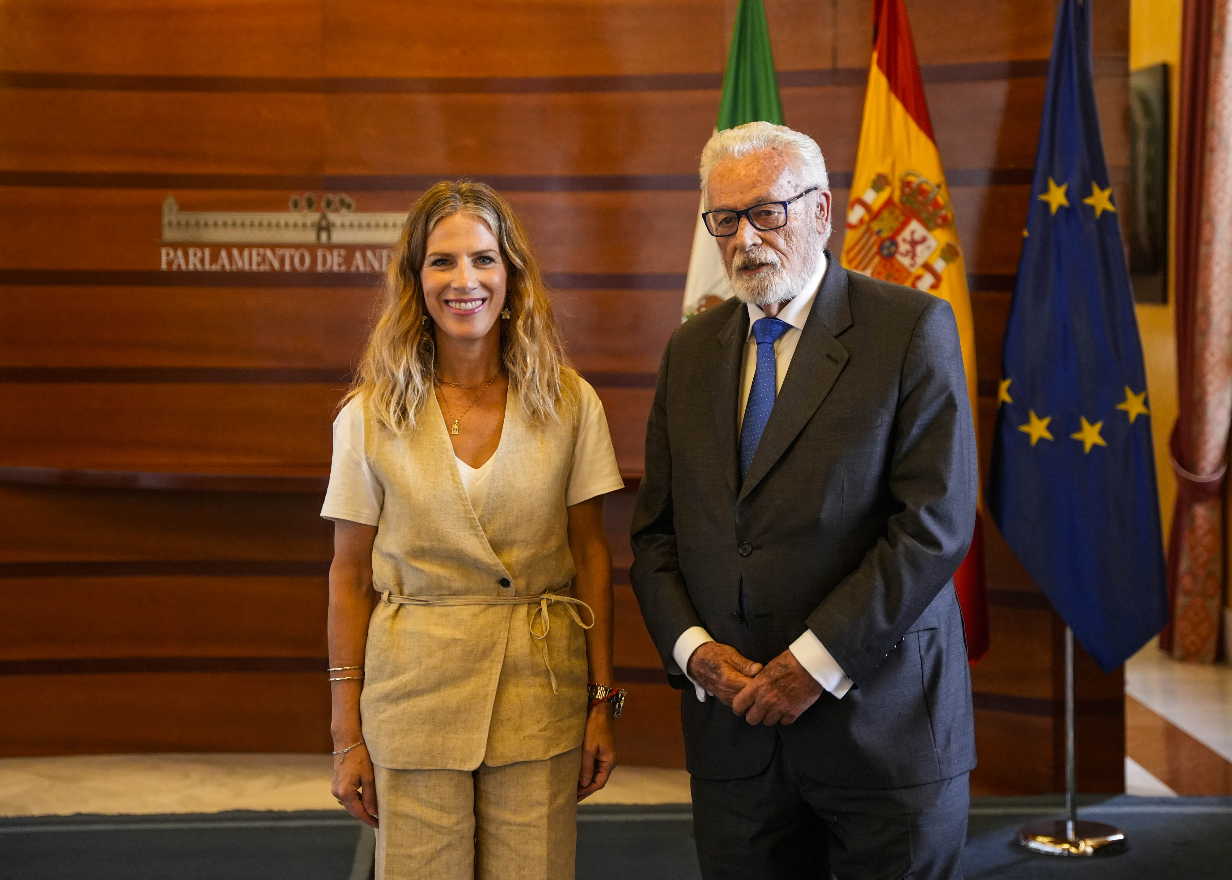 La presidenta del Parlamento recibe al Defensor del Pueblo