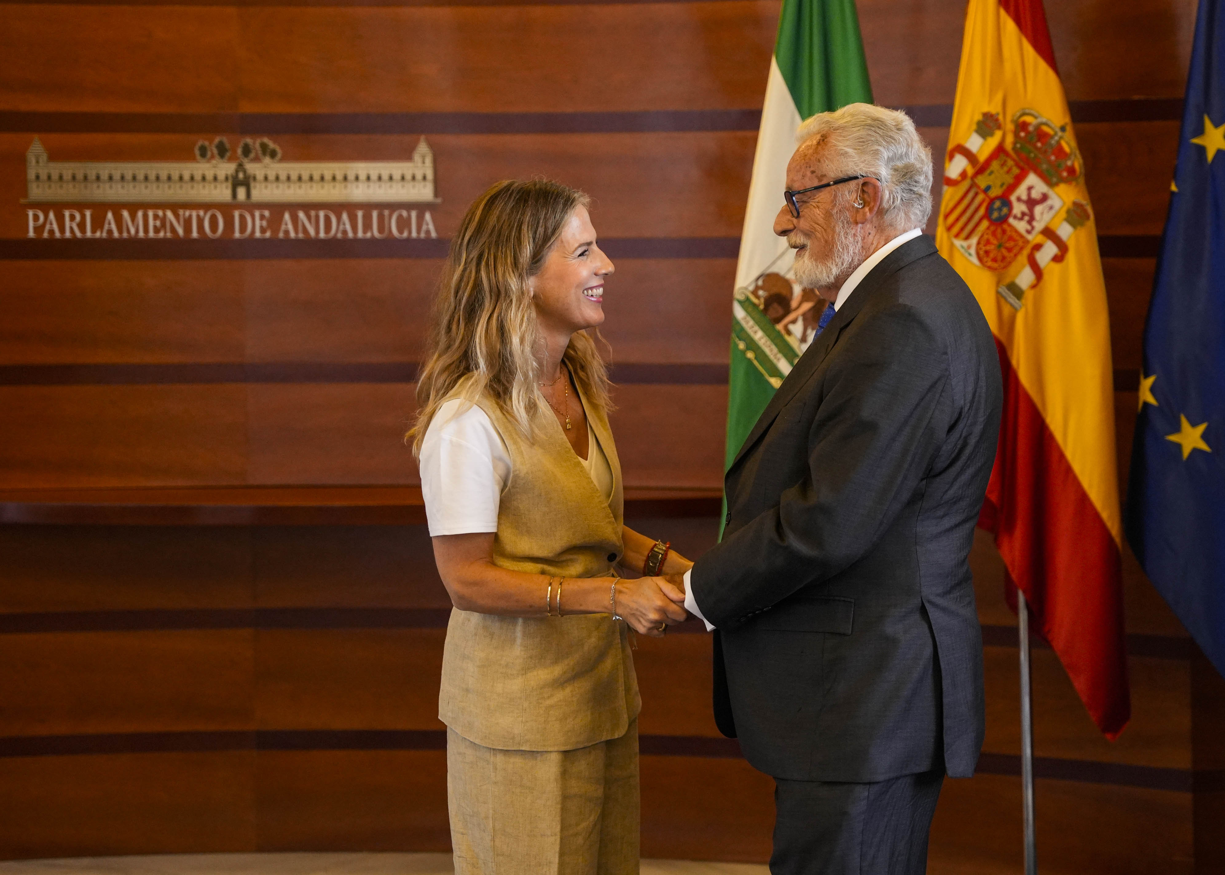  La presidenta del Parlamento recibe al Defensor del Pueblo