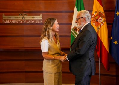  La presidenta del Parlamento recibe al Defensor del Pueblo
