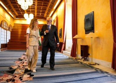  Ana Mestre recibe a Jes�s Maeztu a su llegada al Parlamento