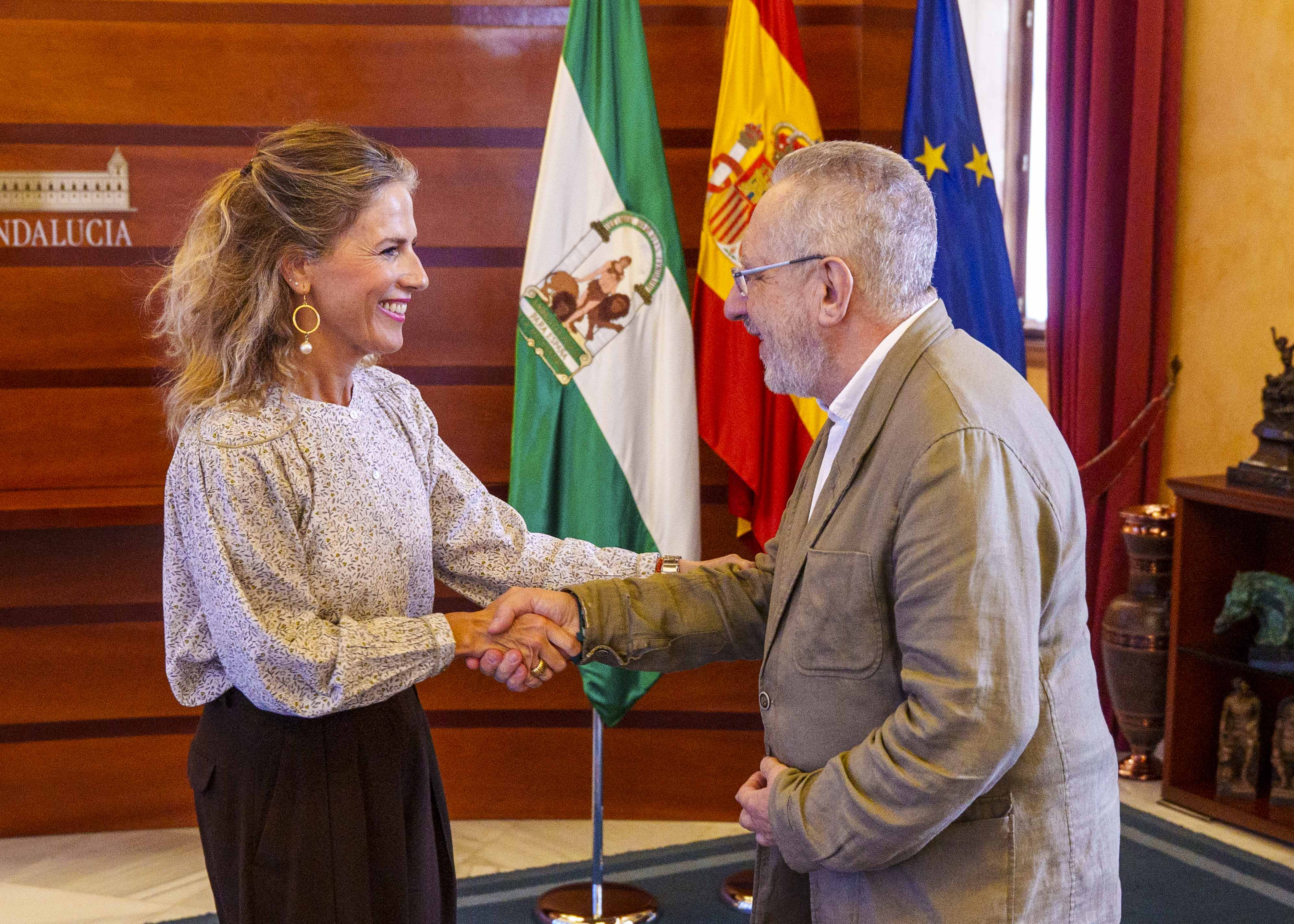 Ana Mestre, presidenta del Parlamento, saluda a Jos� Escalante, presidente del Instituto de Reales Academias de Andaluc�a 